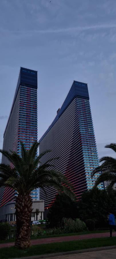 Orbi City Aparthotel Sea View バトゥーミ エクステリア 写真